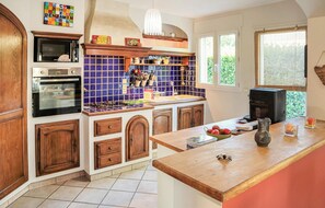 Een koelkast, een vaatwasser, een koffiezetapparaat/waterkoker