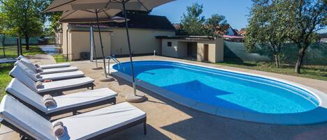 Een buitenzwembad, een verwarmd zwembad