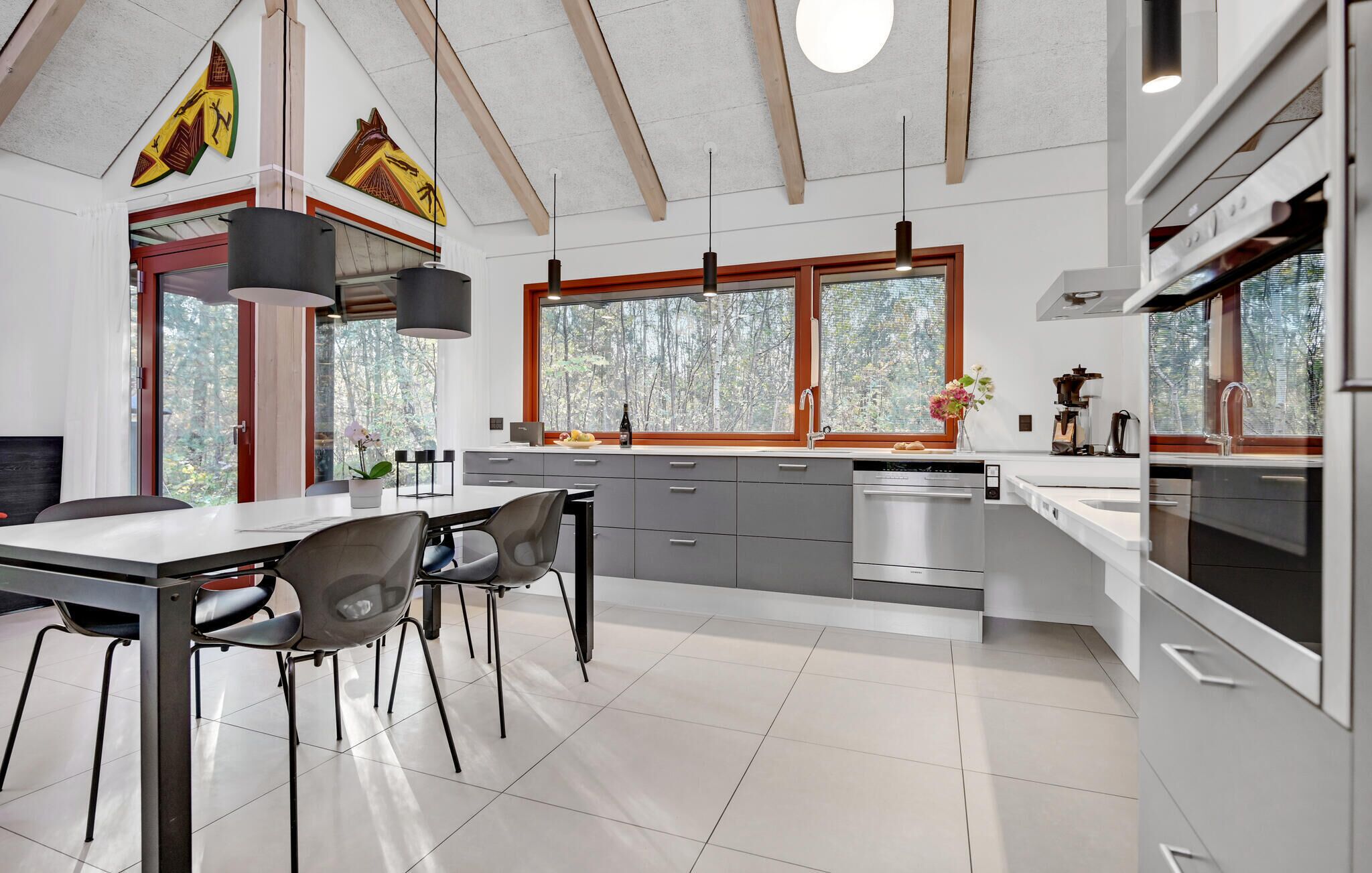 Kjøleskap, oppvaskmaskin og kaffetrakter/tekoker