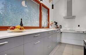 Een koelkast, een vaatwasser, een koffiezetapparaat/waterkoker