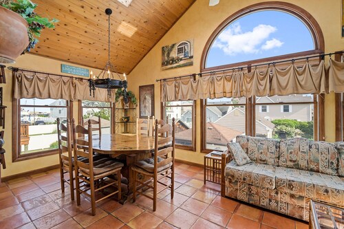 FABULOUS BEACH HOUSE- 7 Bedrooms,Heated Pool,12 BeachBadges,9 Car Driveway