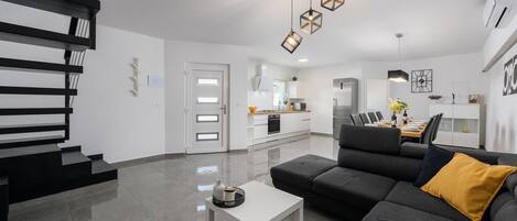 Smart TV, table football