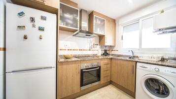 Frigorífico, horno y placa de cocina