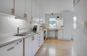 Réfrigérateur, un four, surface de cuisson, lave-vaisselle