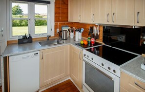 Refrigerador, parrilla de estufa, lavavajillas y cafetera y tetera