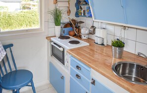 Refrigerador, microondas, parrilla de estufa y cafetera y tetera 