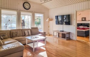 Een televisie en een open haard