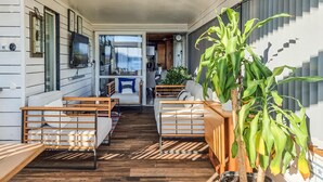 A compact living space with a kitchenette, a dining area, and a seating area with a large plant. - Lovely home in Uddevalla with kitchen (Uddevalla)