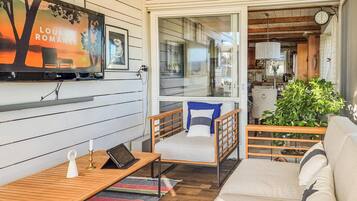 Televisión y chimenea