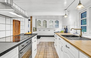 ثلاجة، فرن، موقد طهي مسطح، غسالة أطباق