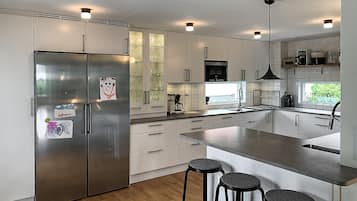 Fridge, dishwasher, coffee/tea maker