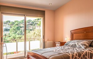 5 bedrooms, free WiFi - Lovely home in Sant Cebrià de Vallalta (Sant Cebrià de Vallalta)