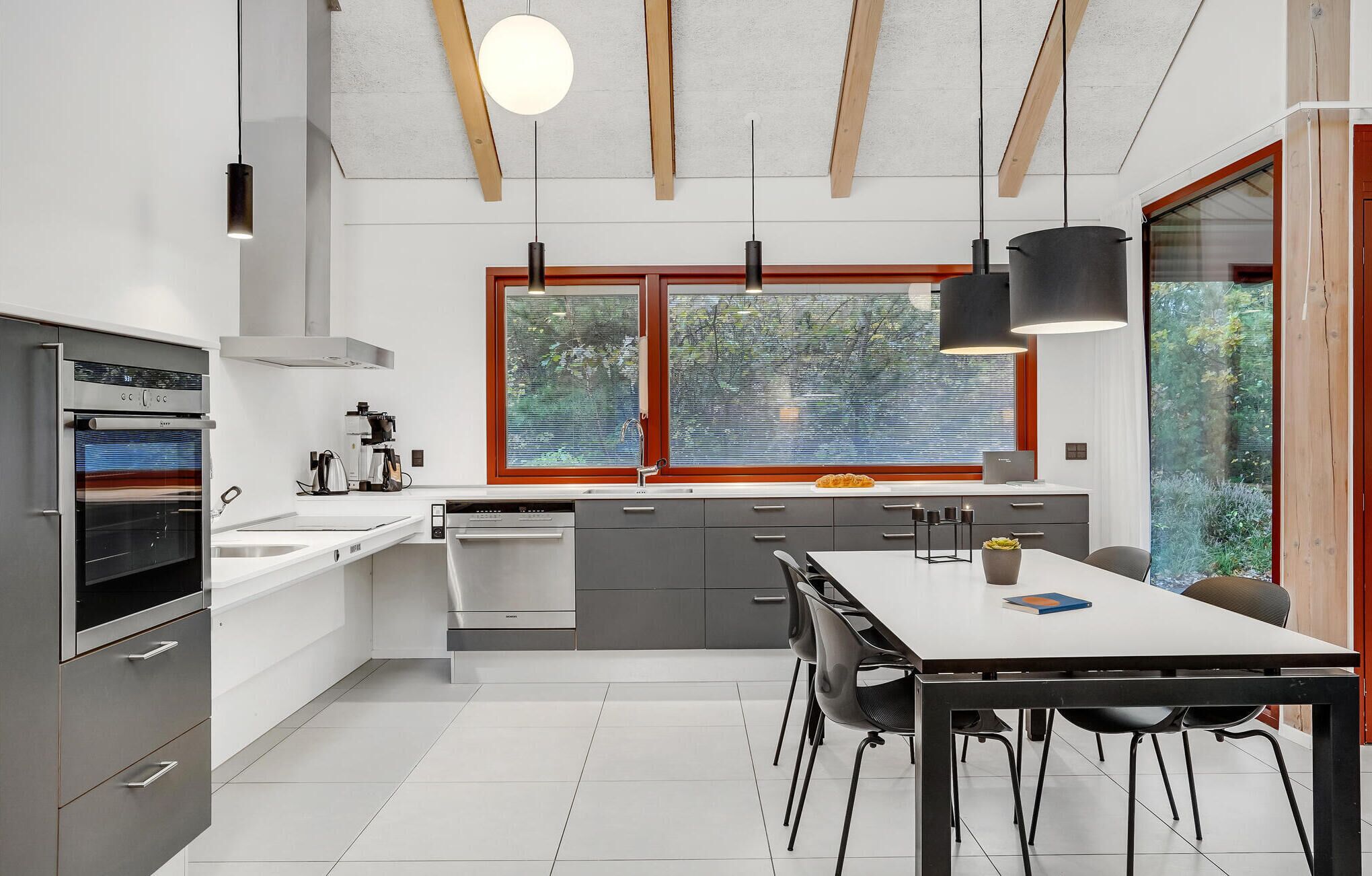 Kjøleskap, oppvaskmaskin og kaffetrakter/tekoker