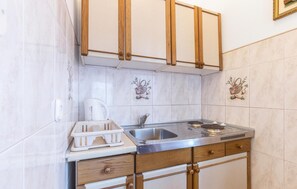 Fridge, coffee/tea maker