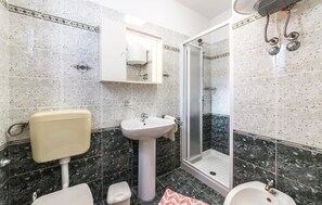 A bathroom with a toilet, sink, and shower. - Beautiful apartment in Rovinj with WiFi (Rovinj)