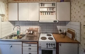 Réfrigérateur, four à micro-ondes, surface de cuisson, cafetière-théière