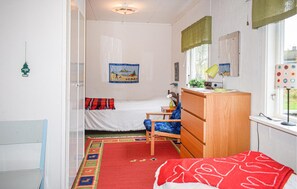 3 bedrooms, travel cot