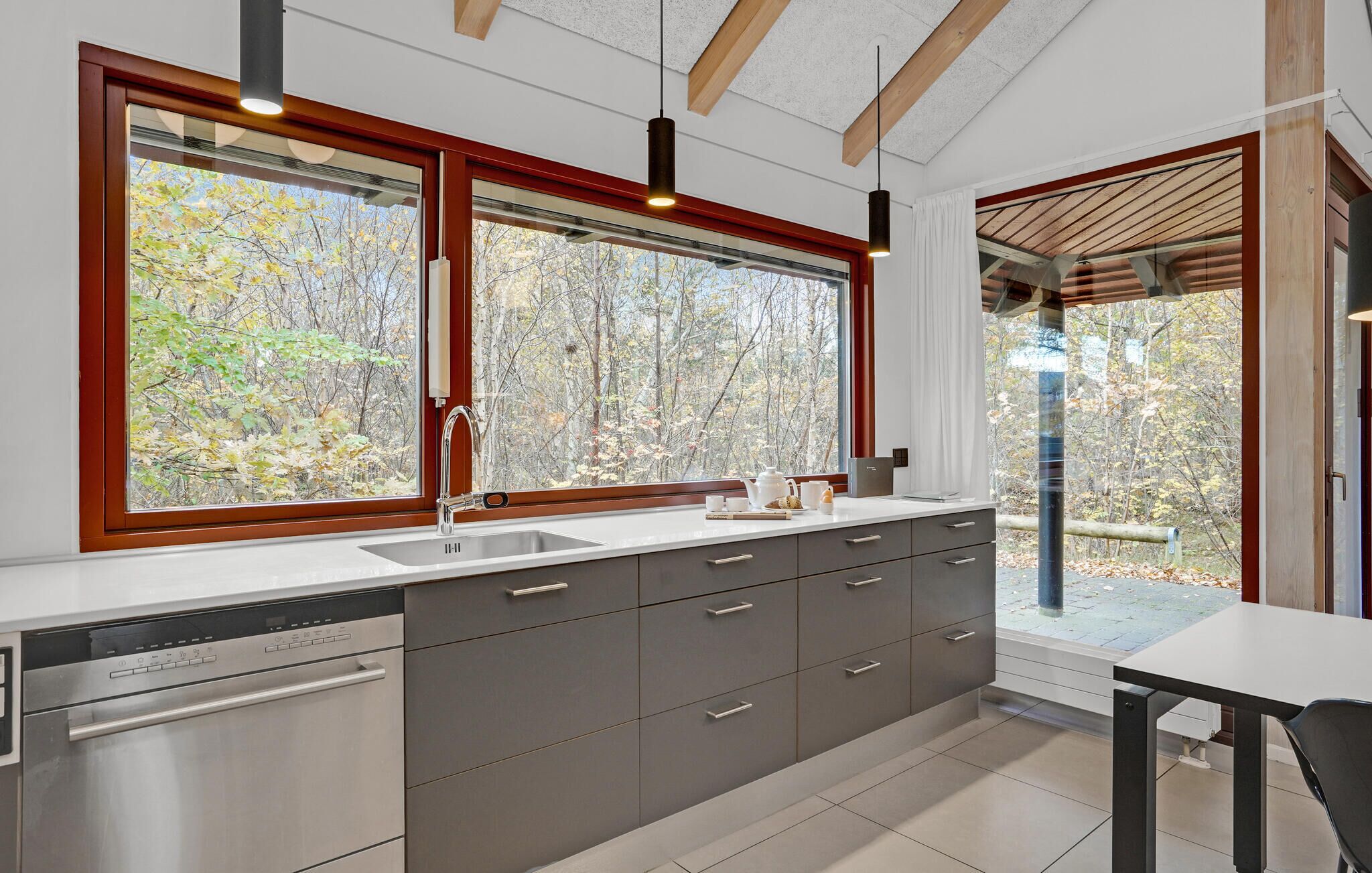 Refrigerador, lavavajillas y cafetera y tetera 