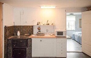 Kylskåp, mikrovågsugn, spishäll och diskmaskin