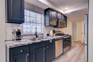 Kjøleskap, mikrobølgeovn, ovn og kokeplater