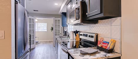 冷蔵庫、電子レンジ、オーブン、コンロ