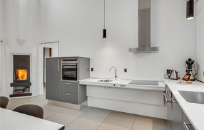 Fridge, dishwasher, coffee/tea maker - Nice home in Grenaa with kitchen (Grenaa)