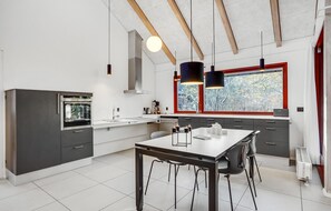 Fridge, dishwasher, coffee/tea maker - Nice home in Grenaa with kitchen (Grenaa)