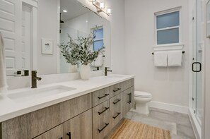 Combined shower/tub, hair dryer, towels, soap - Bachelor/ette House — East Downtown (Austin)
