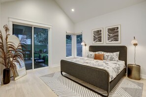 4 bedrooms, iron/ironing board, free WiFi, bed sheets - Bachelor/ette House — East Downtown (Austin)