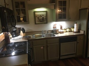 Réfrigérateur, four à micro-ondes, surface de cuisson, lave-vaisselle