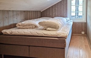 5 bedrooms, travel crib, free WiFi, bed sheets