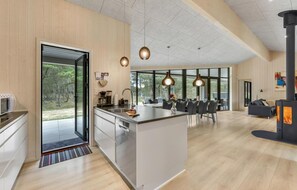 Fridge, microwave, stovetop, dishwasher - Stunning home in Blåvand with WiFi (Blåvand)