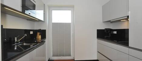 Fridge, microwave, stovetop, dishwasher