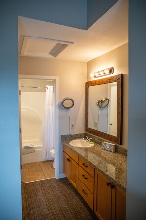 Combined shower/bathtub, jetted bath, hair dryer, towels - Beautiful 2 Bedroom, 2 bath Condo at the Seventh Mountain Resort.   (Bend)