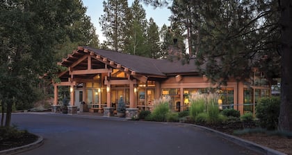 Beautiful 2 Bedroom, 2 bath Condo at the Seventh Mountain Resort.
