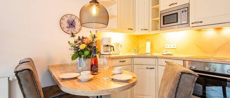 Een koelkast, een microgolfoven, een oven, een kookplaat