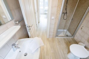 Een douche, een haardroger, handdoeken