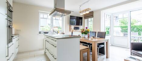 冷蔵庫、電子レンジ、オーブン、コンロ