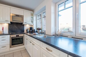 Fridge, microwave, oven, stovetop - Hell. Zentral. Garten. - Haus Nordmarkgarten, Whg. 2 - Objekt-id: Hng/02 - Haus Nordmarkgarten (Sylt)