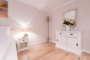 2 bedrooms, iron/ironing board, WiFi, bed sheets - Hell. Zentral. Garten. - Haus Nordmarkgarten, Whg. 2 - Objekt-id: Hng/02 - Haus Nordmarkgarten (Sylt)