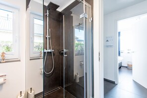 Dusche, Haartrockner, Handtücher