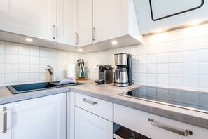 冷蔵庫、電子レンジ、オーブン、コンロ