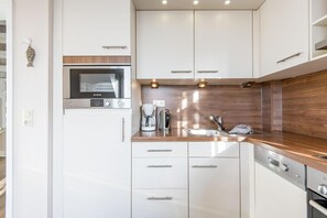 Kühlschrank, Mikrowelle, Herdplatte, Geschirrspüler