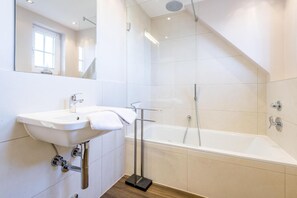 Shower, hair dryer, towels - House Nordhedig 1, Whg. 4 - House Nordhedig (Sylt)