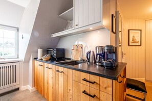 Kjøleskap, ovn, kokeplater og oppvaskmaskin