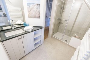 Douche, sèche-cheveux, serviettes fournies