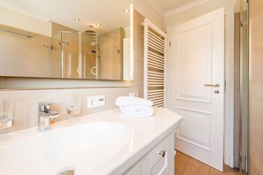 Douche, sèche-cheveux, serviettes fournies
