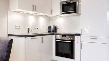 Coffee/tea maker, fridge, microwave, oven