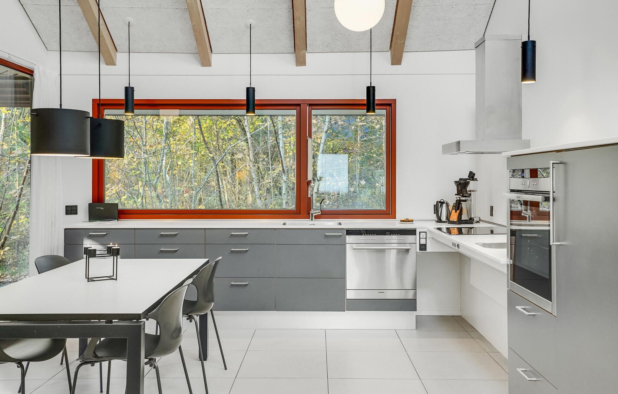 Réfrigérateur, lave-vaisselle, cafetière/bouilloire