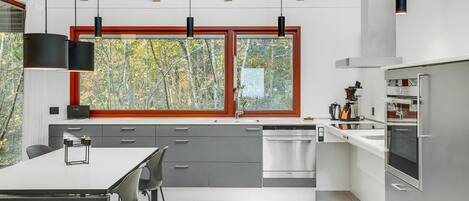 Réfrigérateur, lave-vaisselle, cafetière/bouilloire